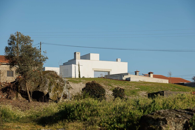 Pedrantil House / Helder Da Rocha Arquitectos-外装写真、コンクリート