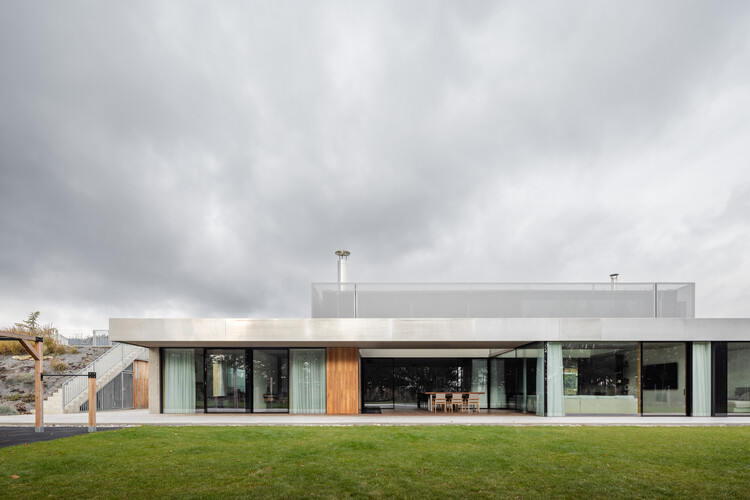 ZASADENY HOUSE / PAULINY HOVORKA ARCHITEKTI -IMAGE 2 of 38