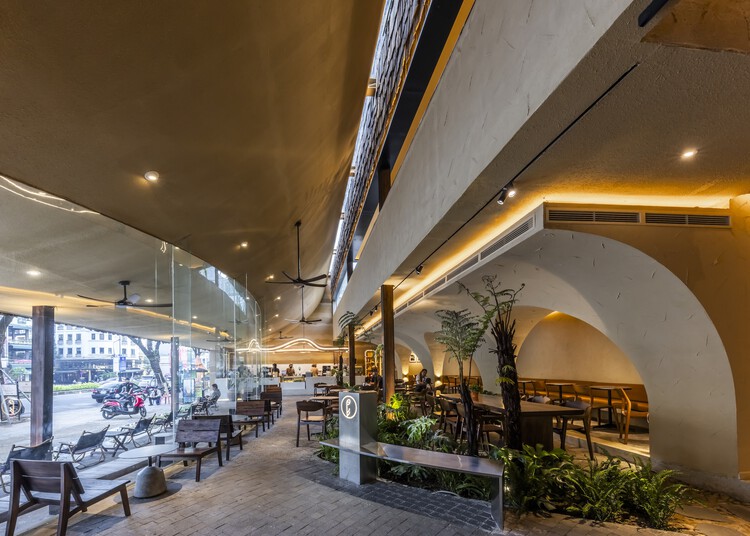 Phe La Da Nang Cafe / 6717 Studio-インテリア写真、椅子、ガラス