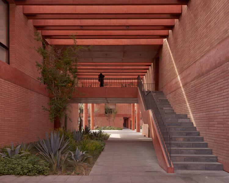Atlas Academia Sport Facility / Sordo Madaleno Arquitectos -Image 1 of 37
