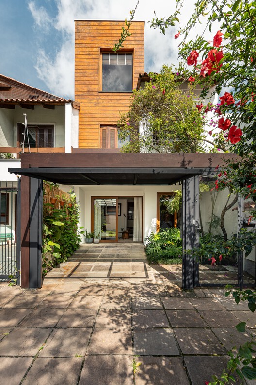 CASA DA BETA / ATELIER ABERTO ARQUITETURA-外観写真、木、ドア、庭、バルコニー、中庭、デッキ