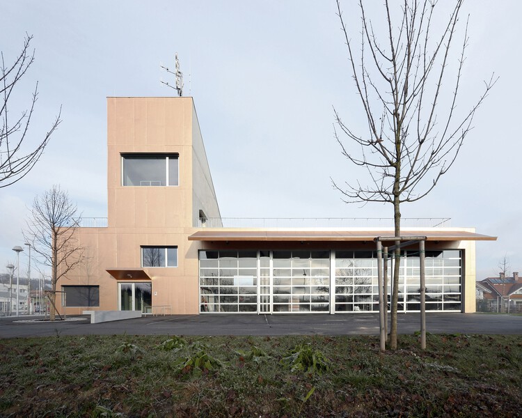 Fire and Rescue Center Trzin / ArhitektiPočivašekPetranovič-外観写真、コンクリート