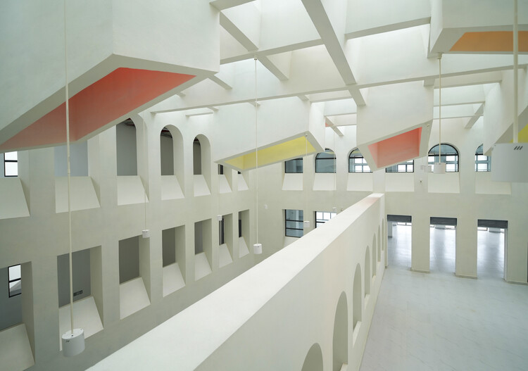 Guizhou Media Media Vocational and Technical School Library＆Information Center / West -Line Studio -Image 1 of 37