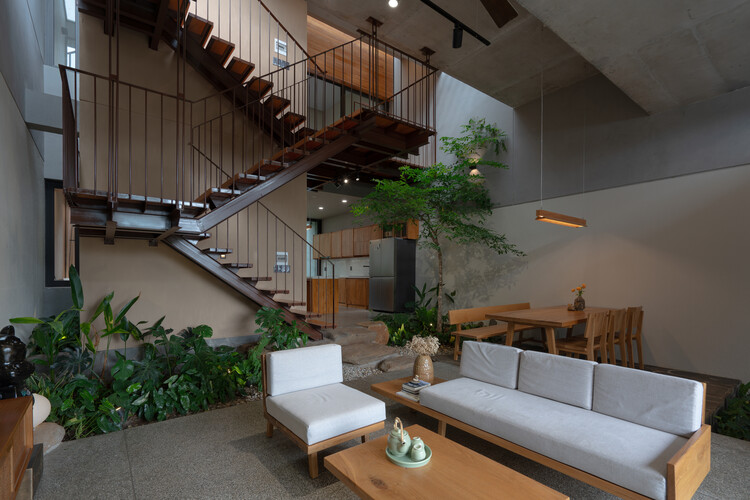 Jinjee House / tad.Atelier-インテリア写真、リビングルーム、椅子、バルコニー