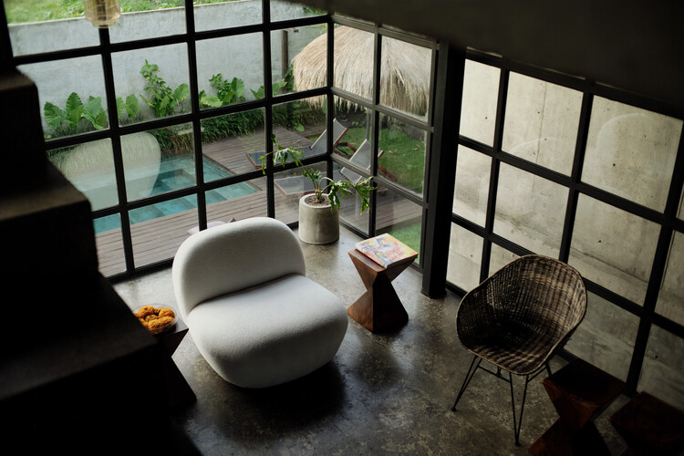 Kasia Ungasan Boutique Hotel、Cafe＆CoWorking / Kasia Design-インテリア写真、リビングルーム、木材、照明、椅子