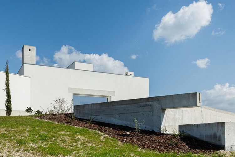 Pedrantil House / Helder Da Rocha Arquitectos -Image 1 of 35