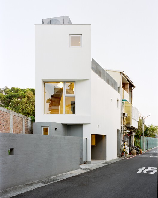 Triangle House / Metrics Architecture Studio-外装写真、コンクリート