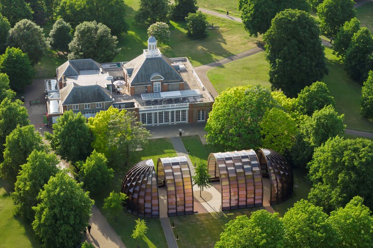 まず、Marina Tabassumがデザインした2025年のSerpentine Pavilionをご覧ください-5 of 5の画像1