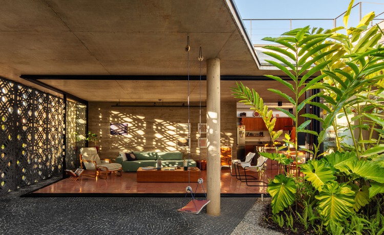 House Renda / Fernanda Neiva + Fernanda Palmieri + Paula Zasnicoff-外観写真、中庭