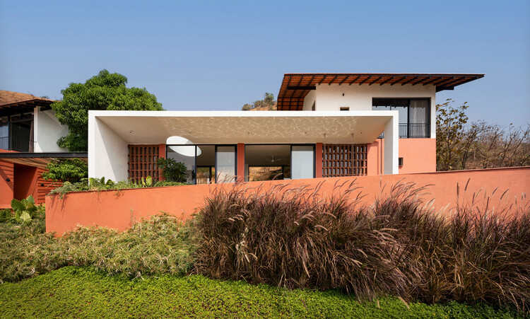Villa Prakriti / Untag-外観写真、バルコニー、中庭