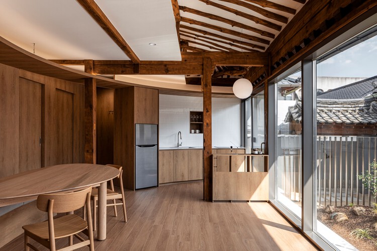 境界居住地 / CMMアーキテクツ - インテリア写真、キッチン、木、ドア、デッキ