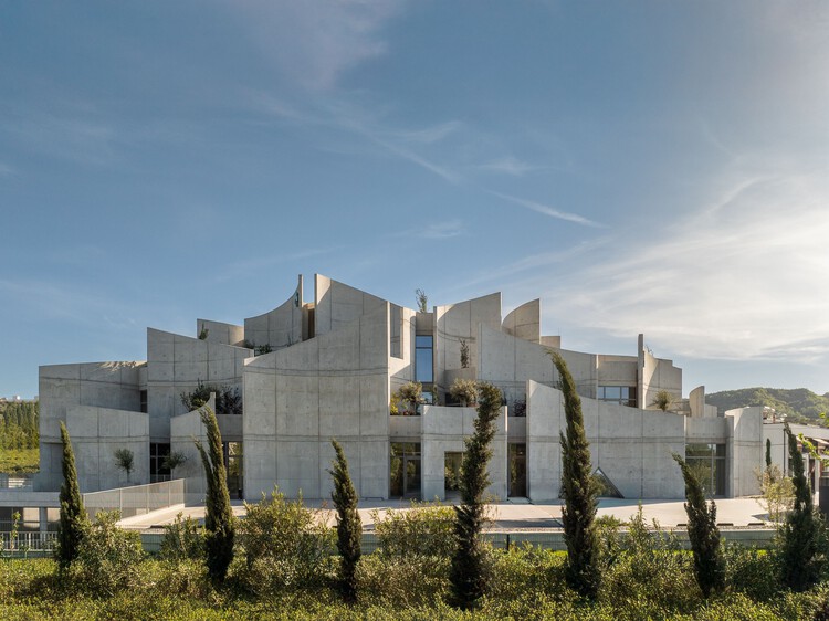 獣医病院Tirana / Davide Macullo Architects -Image 1 of 30