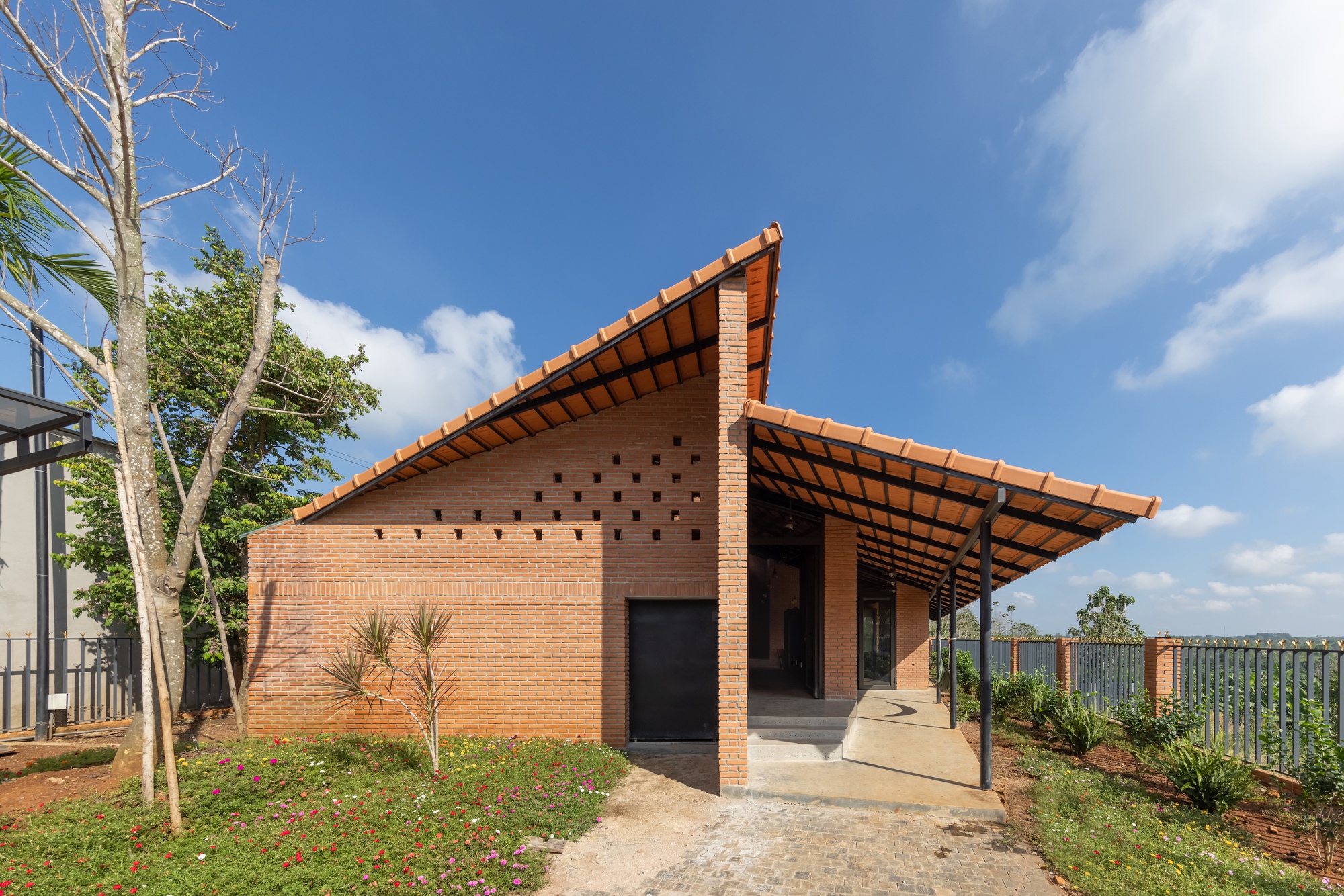 NHA Xuan Tay Residence / G+ Architects