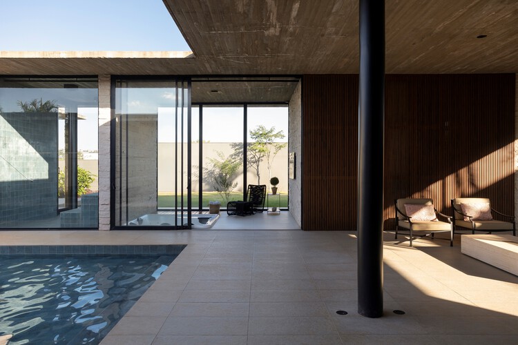 House G + B / Mariana Orsi Arquitetura +デザイン - インテリア写真、ドア、コンクリート