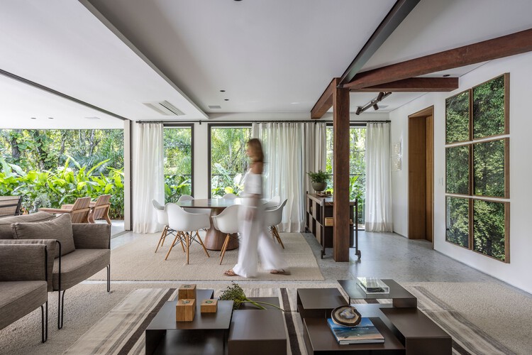 Praia da Baleiaの家 / 2つのArquitetura-インテリア写真、テーブル、窓
