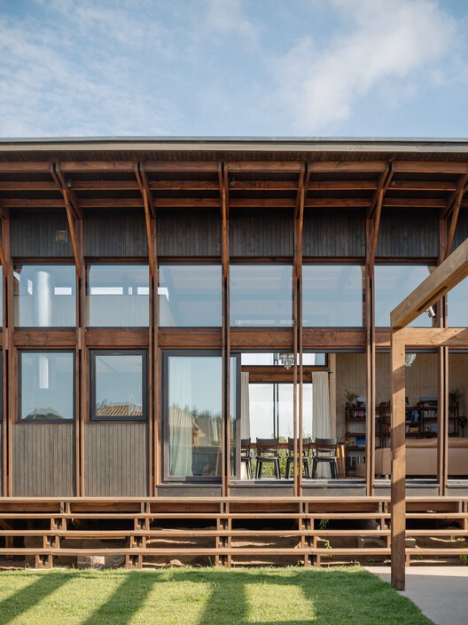 Los Pinos House / Espiral Arquitectos-外観写真、木材、ビーム