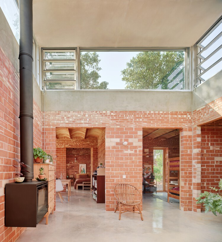 GJ House/ Alventosa Morell Arquitectes-インテリア写真、レンガ
