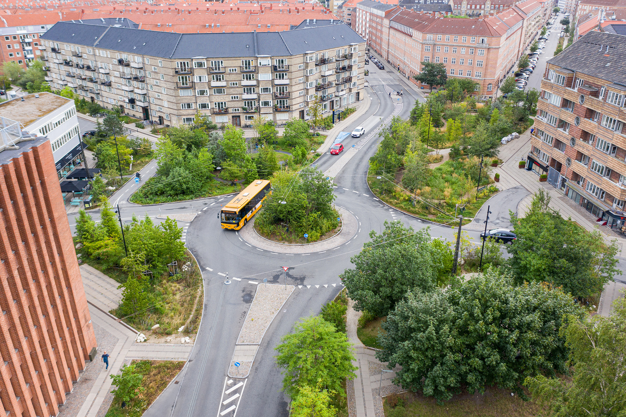 ThessalonikiからAugsburgまで：現在の建築と、Populous、Henn、SLAなどによる新しいプロジェクトの発表