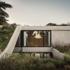 アルゼンチンの家：建築と風景を融合する緑の屋根