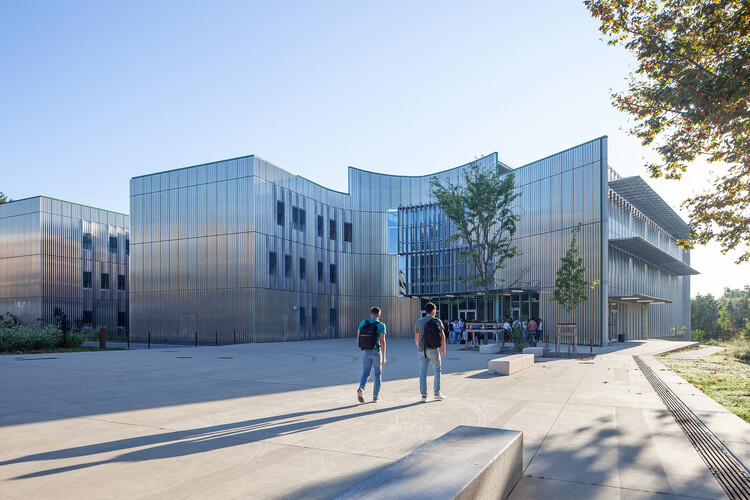 Isalab Engineering School / Patrick Arotcharen Architecte-外観写真