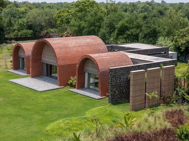 Vault House / MS Design Studio-外装写真、アーチ、庭