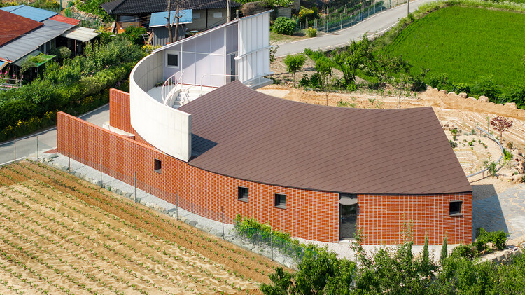 野菜の庭を受け入れる家 /スクルモク+BRBB建築家 - 外観写真撮影