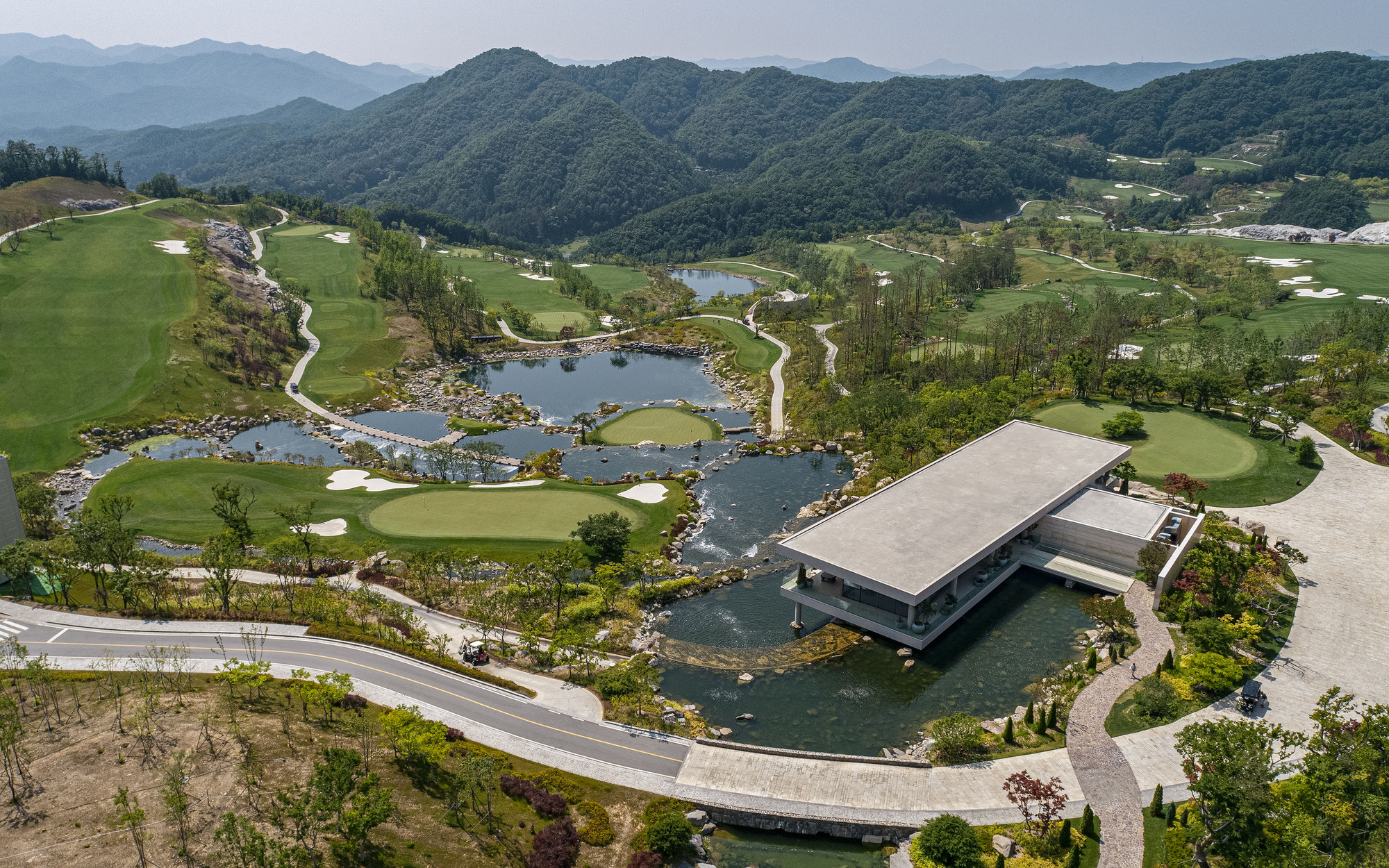 Cascadia Golf Club / Strx Architects