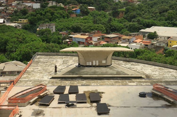 Paul Clemenceのレンズを通して見られるBelo HorizonteのNiemeyer's Cristo Rei Cathedralの建設の内部 - 画像5 of 28