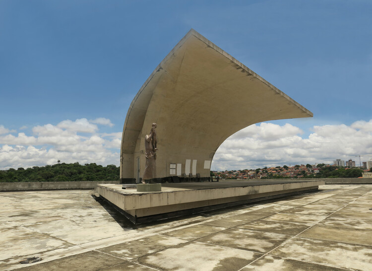 Paul Clemenceのレンズを通して見られるBelo HorizonteのNiemeyerのCristo Rei Cathedralの建設の内部 - 画像3 of 28