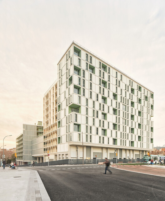 Glories Square 60 Social Housing Units / SV60 Arquitectos-外観写真