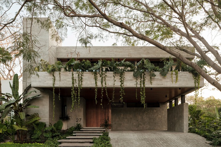 Amankay House / di Frenna arquitectos-外観写真、木材