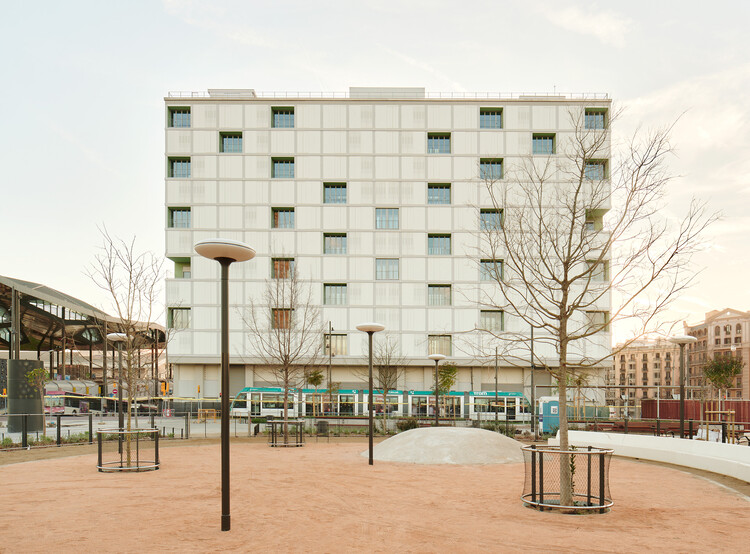 Glories Square 60 Social Housing Units / SV60 Arquitectos-外観写真
