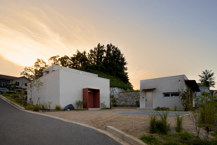 Haksanjae Private Library and Residence / Chawoochawoo-外装写真、コンクリート、庭