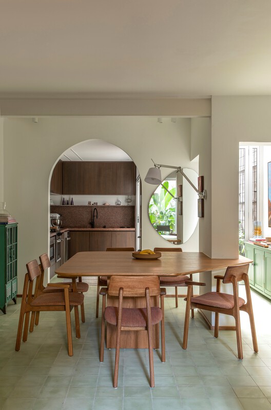 House Da Vila / Mariana Orsi Arquitetura +デザイン - インテリア写真、木、テーブル、椅子