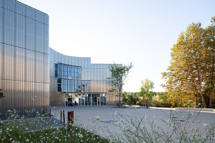 Isalab Engineering School / Patrick Arotcharen Architecte-外観写真
