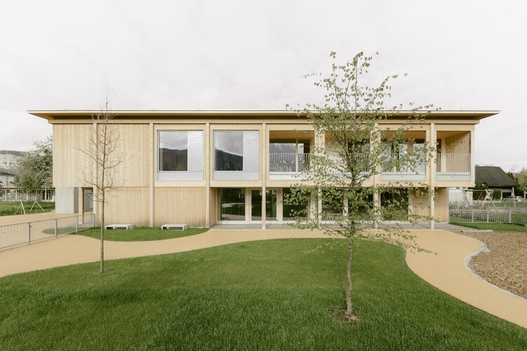 Kinderhaus Kreuzfeld / Innauer -Matt Architekten -Exterior Photography、コンクリート、中庭