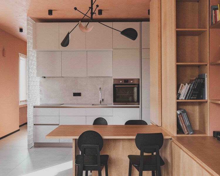 Terra and Vidru House / Architecture for Humans + Federico Cartamantiglia + Fabrizio Carboni + Enrico Manca-インテリア写真、木材、キッチン、照明、カウンタートップ、テーブル、椅子
