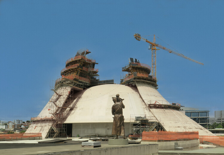Paul Clemenceのレンズを通して見られるBelo HorizonteにあるNiemeyerのCristo Rei Cathedralの建設の内部 -  28の画像1