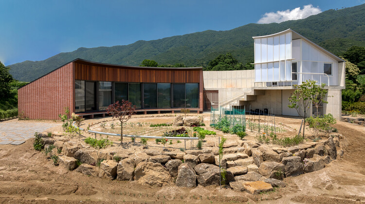 その野菜の庭を包含する家 /スクルモク+brbb建築家 -  22の画像1