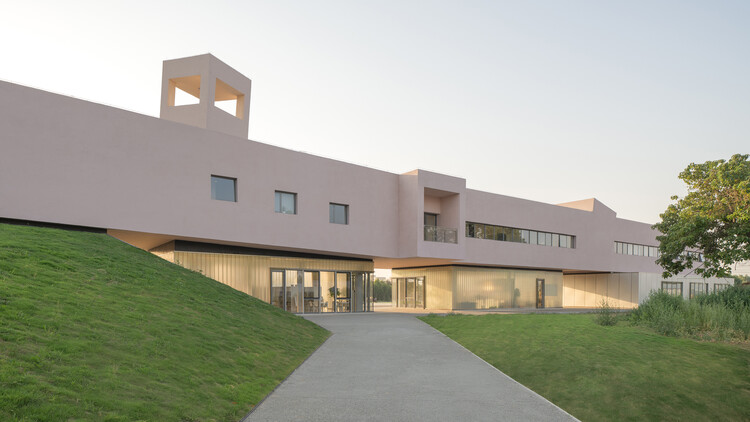 Xue Village Community and Tourist Service Center / Studio 10 -Image 7 of 38