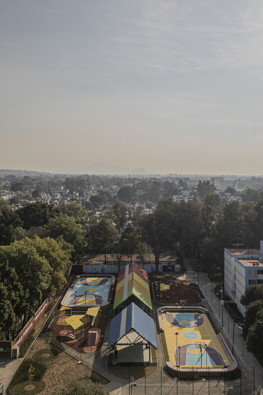 住宅ユニットINFONAVIT CTMCULHUACánSquare / Amasa Estudio、AndreaLópez +AgustínPeryra -Exterior Photography