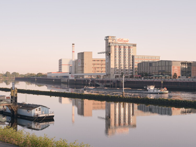 Kellogg's Bremen Hotel / Delugan Meissl Associated Architects -Image2 of 38