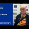 「たとえ庭師になりたいとしても、建築の研究」：Archigramの共同設立者Sir Peter Cookは大胆さ、創造性、建築教育についてクック