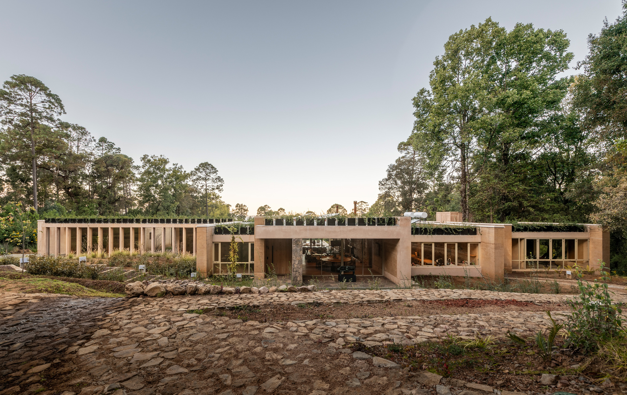 km house / grupo rateral arquitectura ycontucción、ruízgalindo