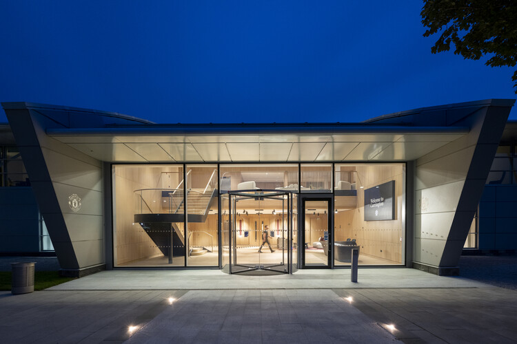 Foster + Partnersの再設計マンチェスターユナイテッドのCarrington Training Complex -Image 1 of 6