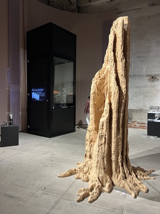 Pylon of Permanceは、ヴェネツィアアーキテクチャBiennale 2025で水で満たされたガラスを紹介します。