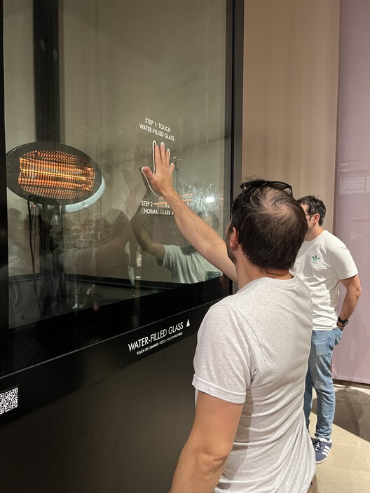 Pylon of Permanceは、ヴェネツィアアーキテクチャBiennale 2025で水で満たされたガラスを紹介します。