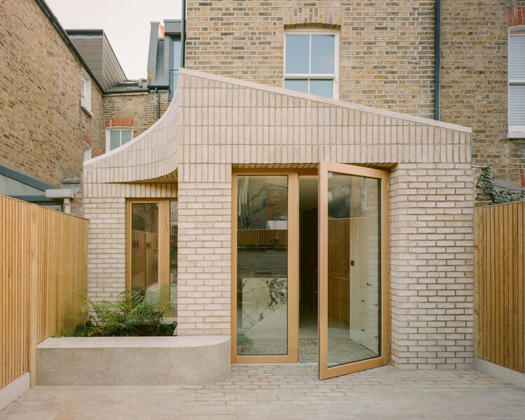 Sobremesa House / Studio MCW-外観写真、木、ドア、レンガ、コンクリート