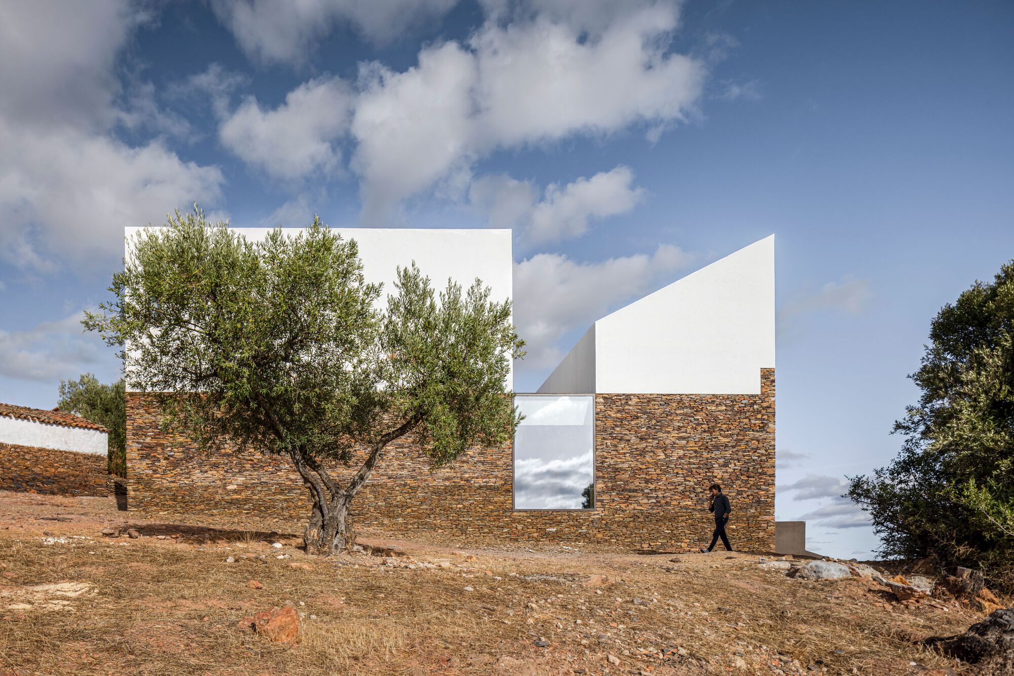 MortuáriadeBarrancos House / Mesa Atelier