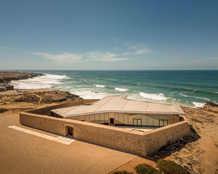 CRISMINA FORT REFURBINGSING / BARBINIARQUITECTOS -Exterior Photography、Coast